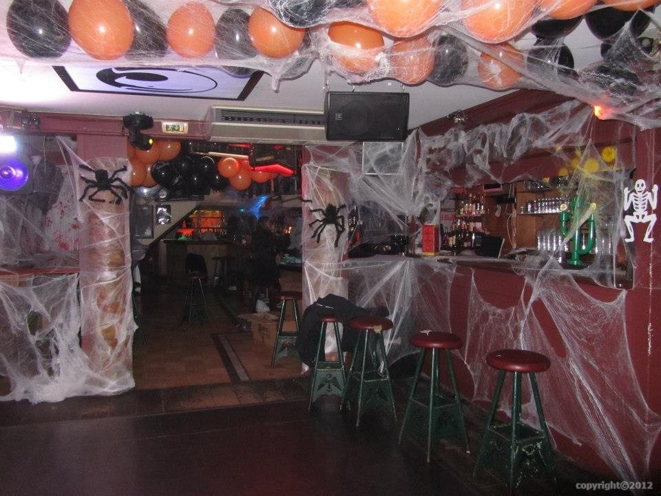 décoration de bar pour soirée halloween toile d'araignée