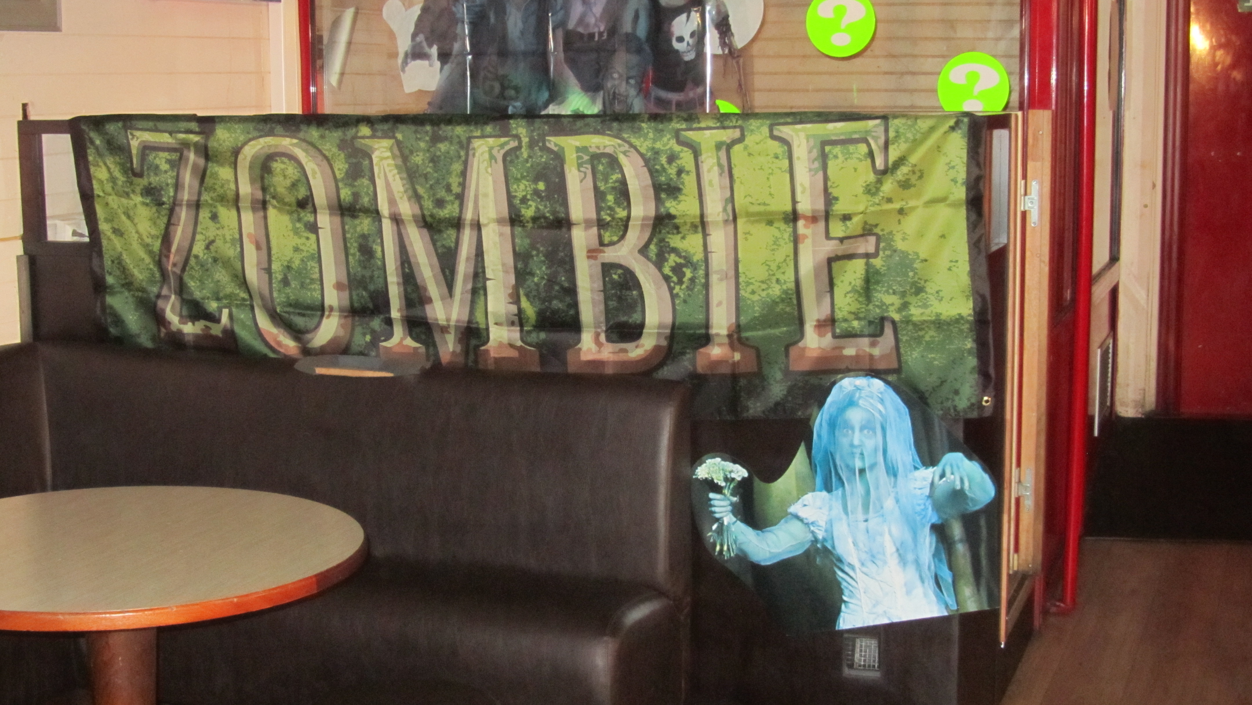 banniere zombie en tissue pour soirée mort vivant horreur halloween