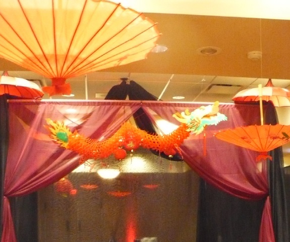 ombrelle suspendue et dragon pour décoration chinoise