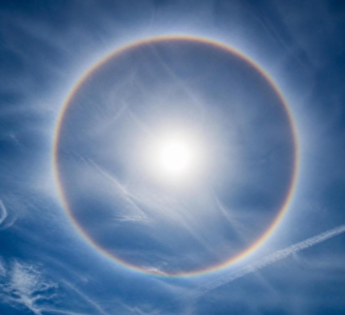 découvrez la définition du halo, ce phénomène lumineux fascinant dans le ciel, et comprenez les conditions atmosphériques qui le rendent visible.